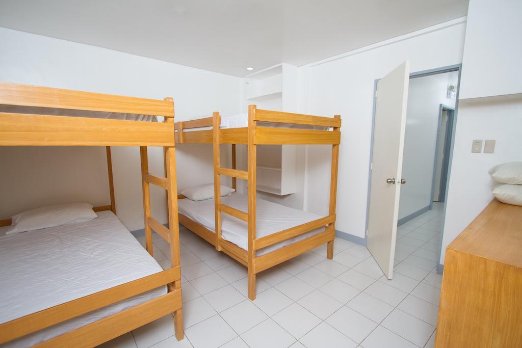 Lokal Hostel Makati City Exterior photo