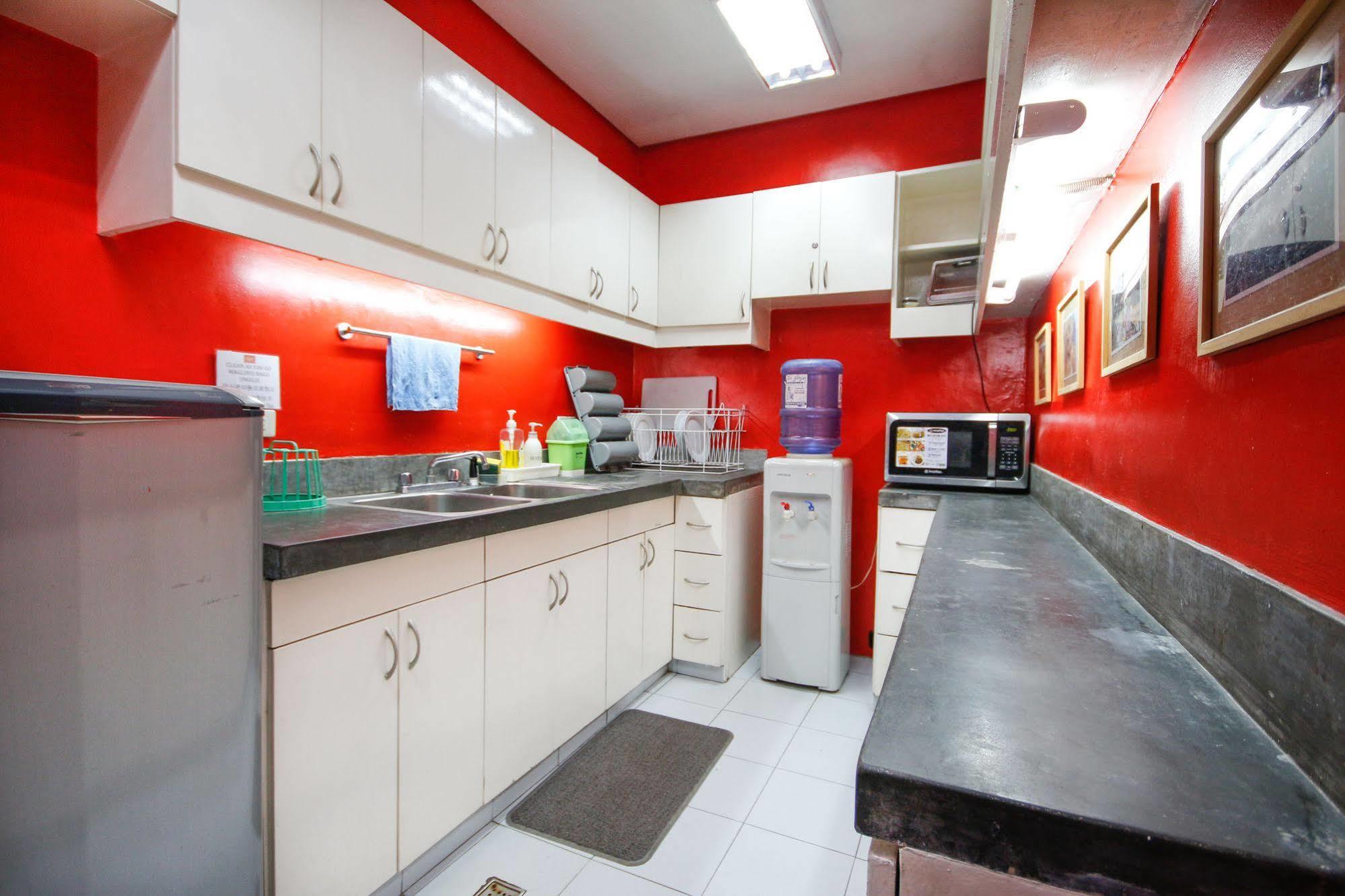 Lokal Hostel Makati City Exterior photo