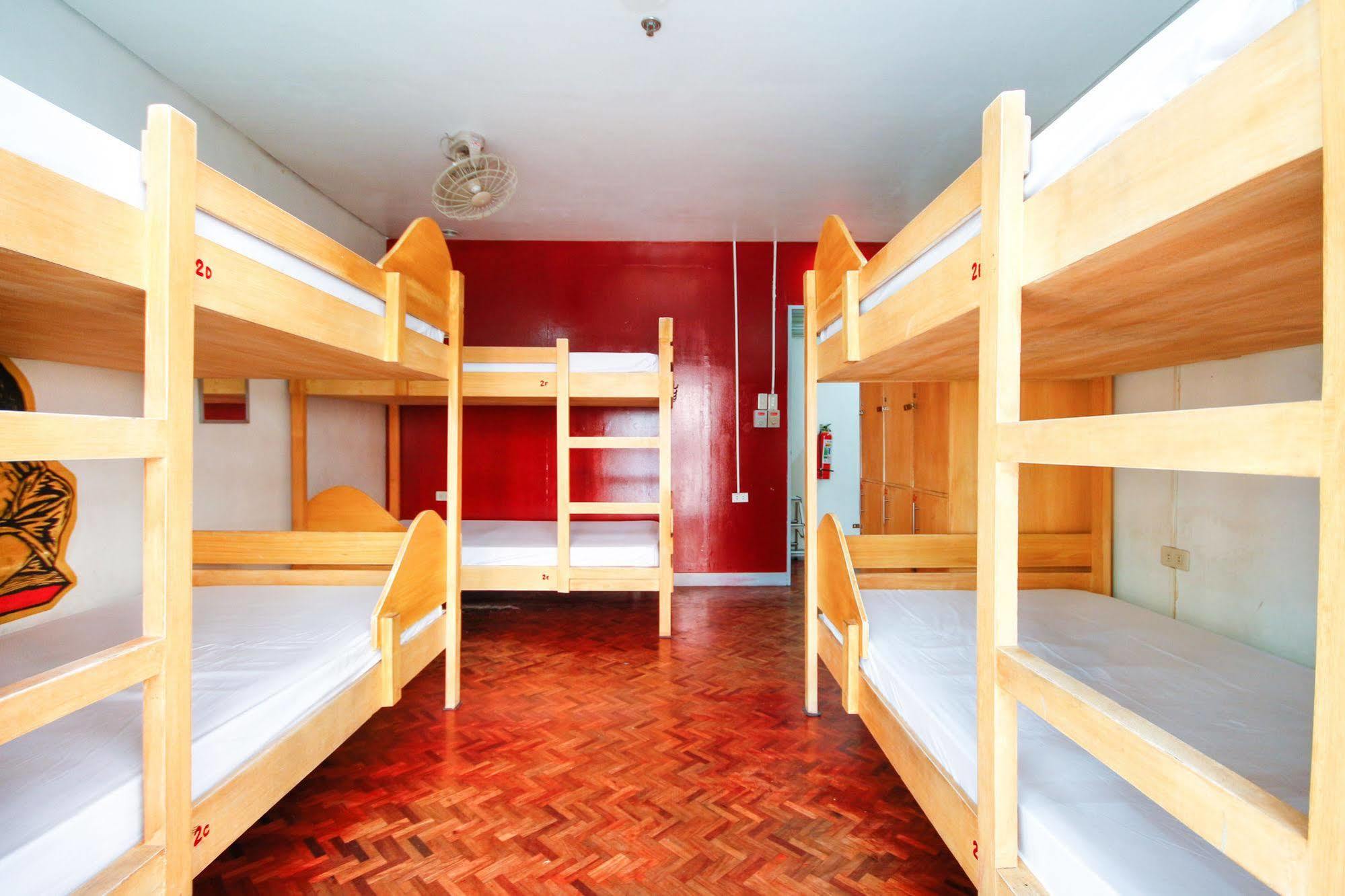 Lokal Hostel Makati City Exterior photo