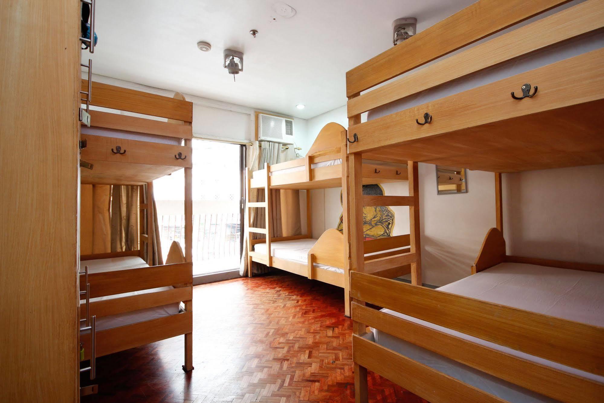 Lokal Hostel Makati City Exterior photo