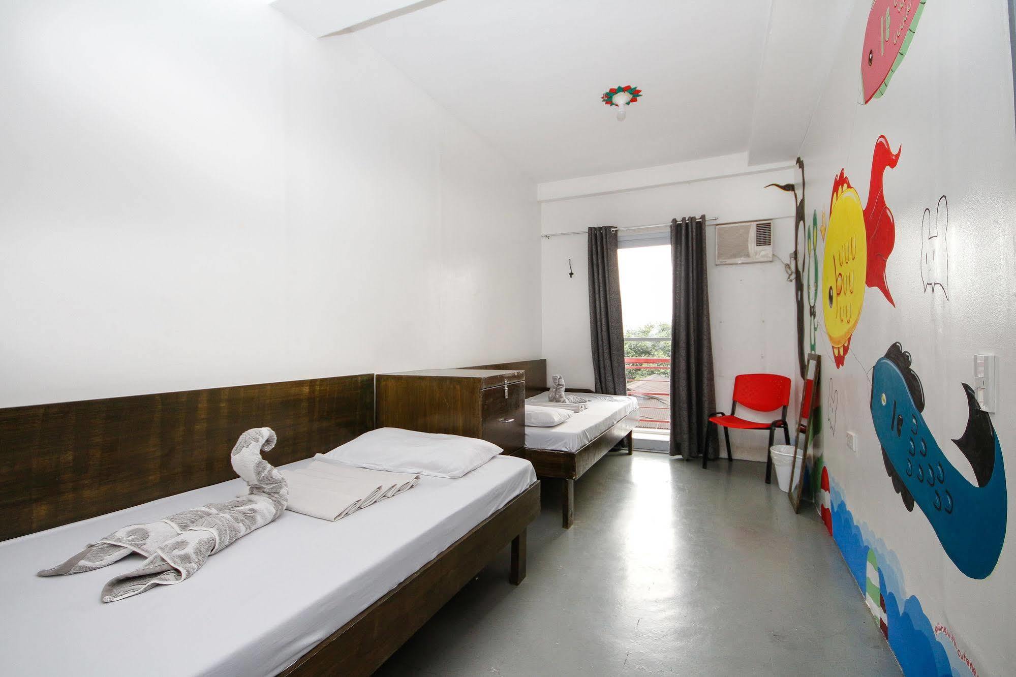 Lokal Hostel Makati City Exterior photo