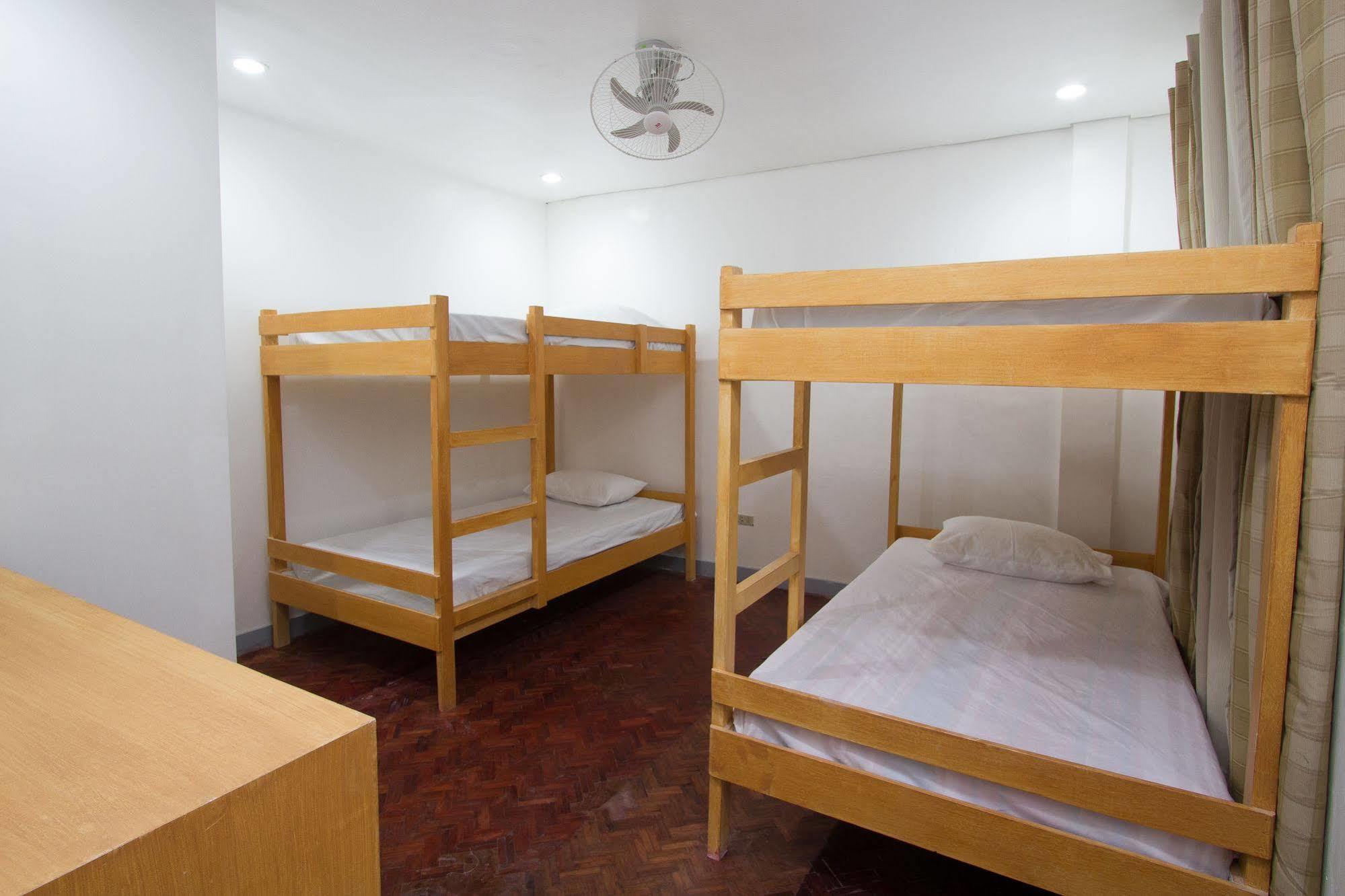 Lokal Hostel Makati City Exterior photo