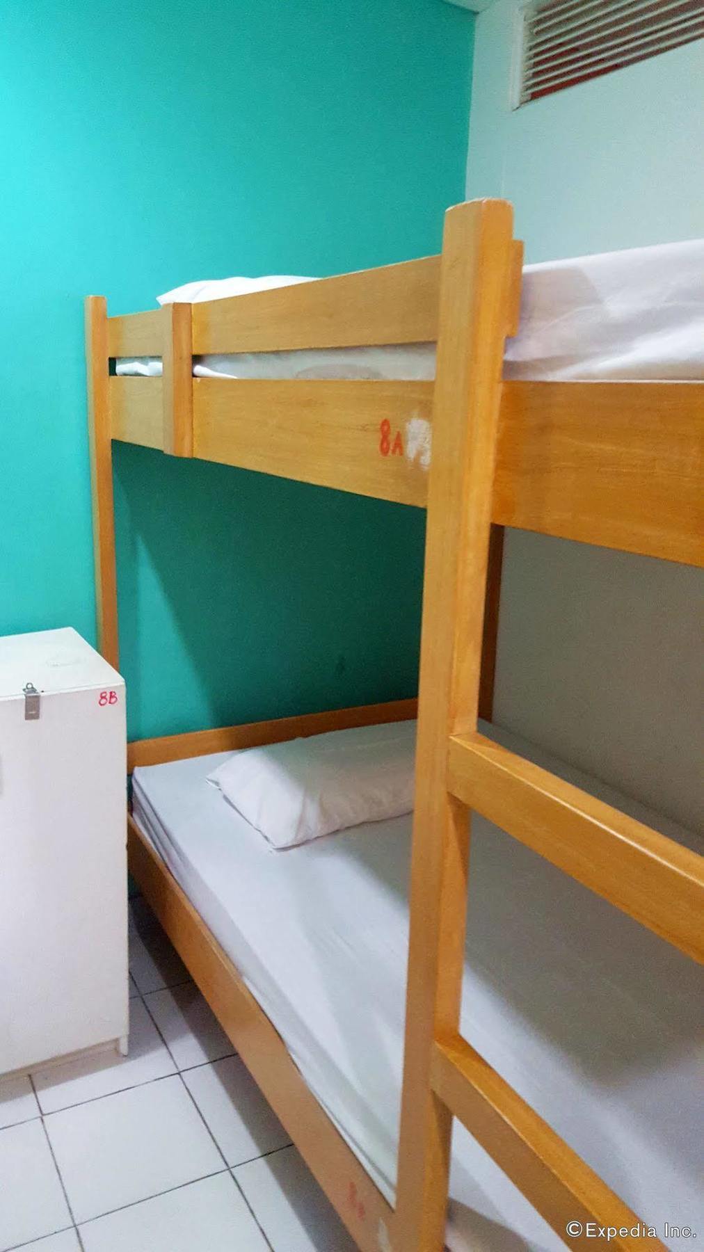 Lokal Hostel Makati City Exterior photo