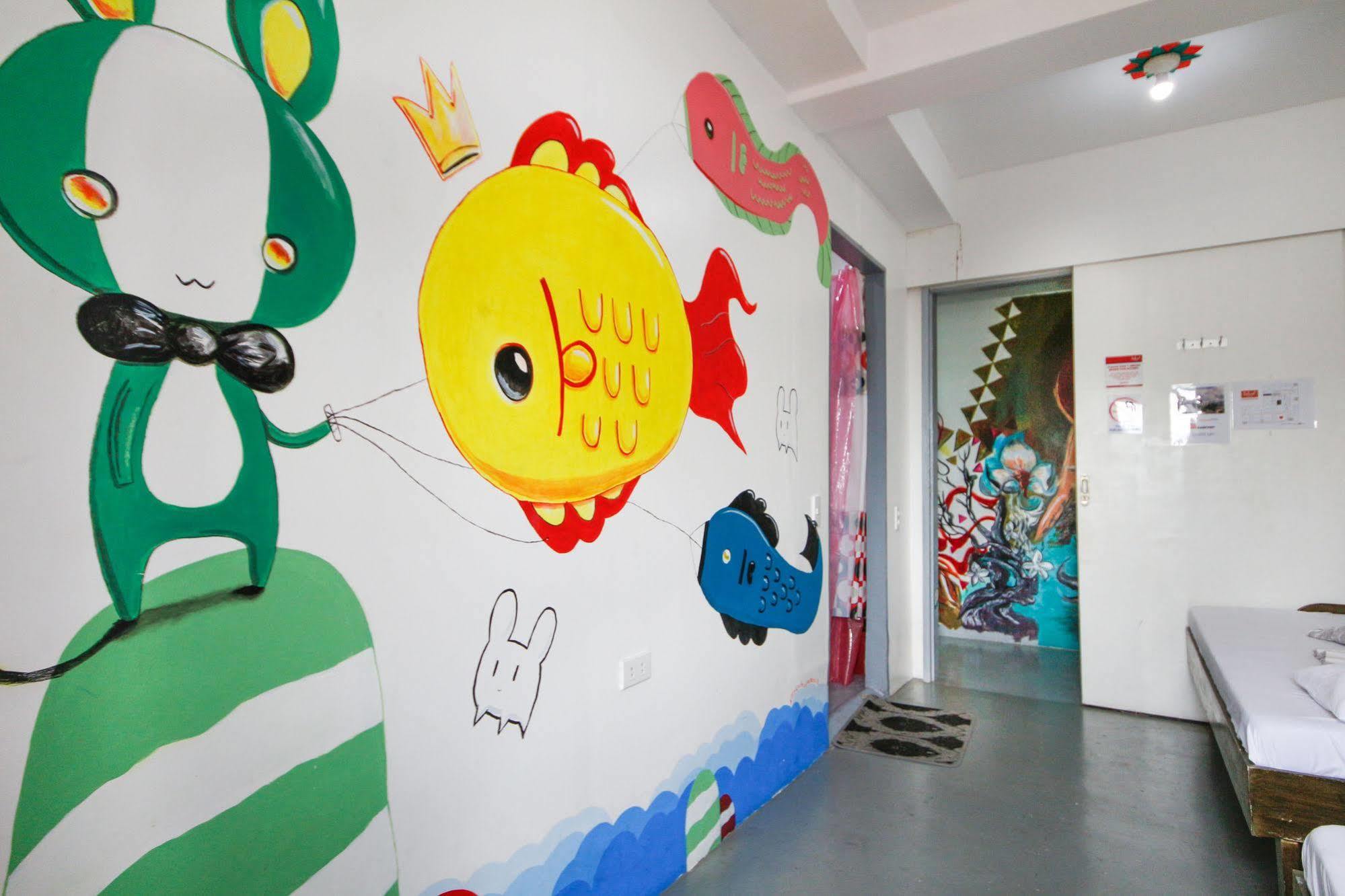 Lokal Hostel Makati City Exterior photo