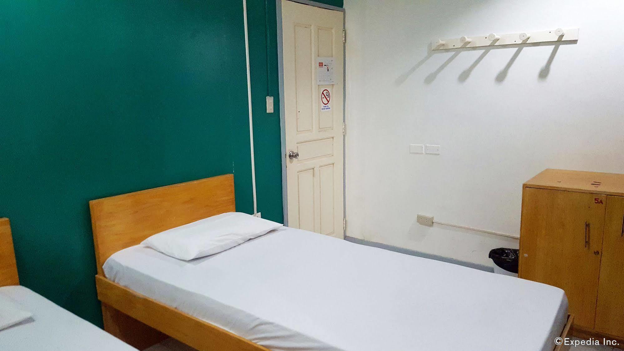 Lokal Hostel Makati City Exterior photo