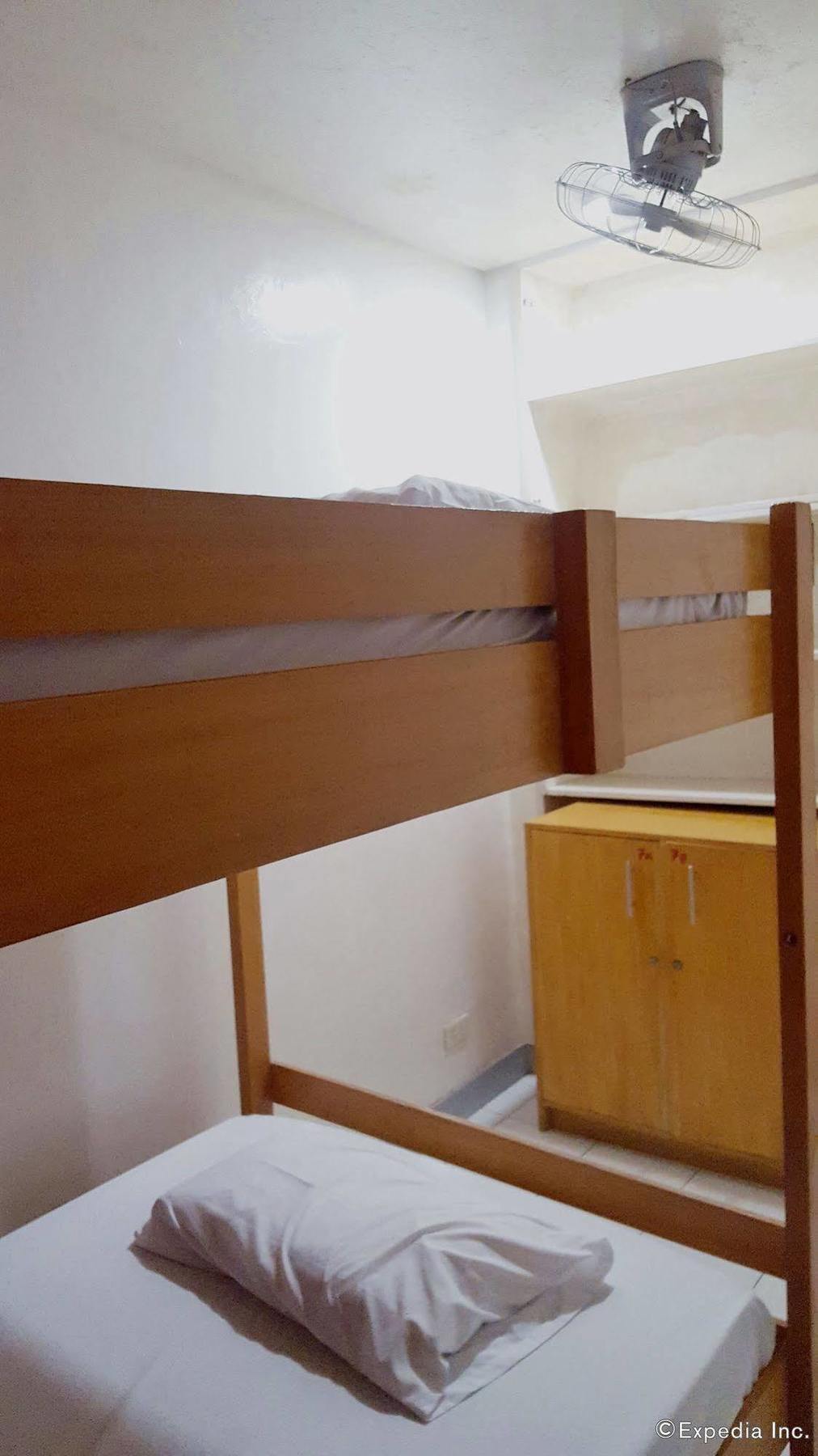 Lokal Hostel Makati City Exterior photo