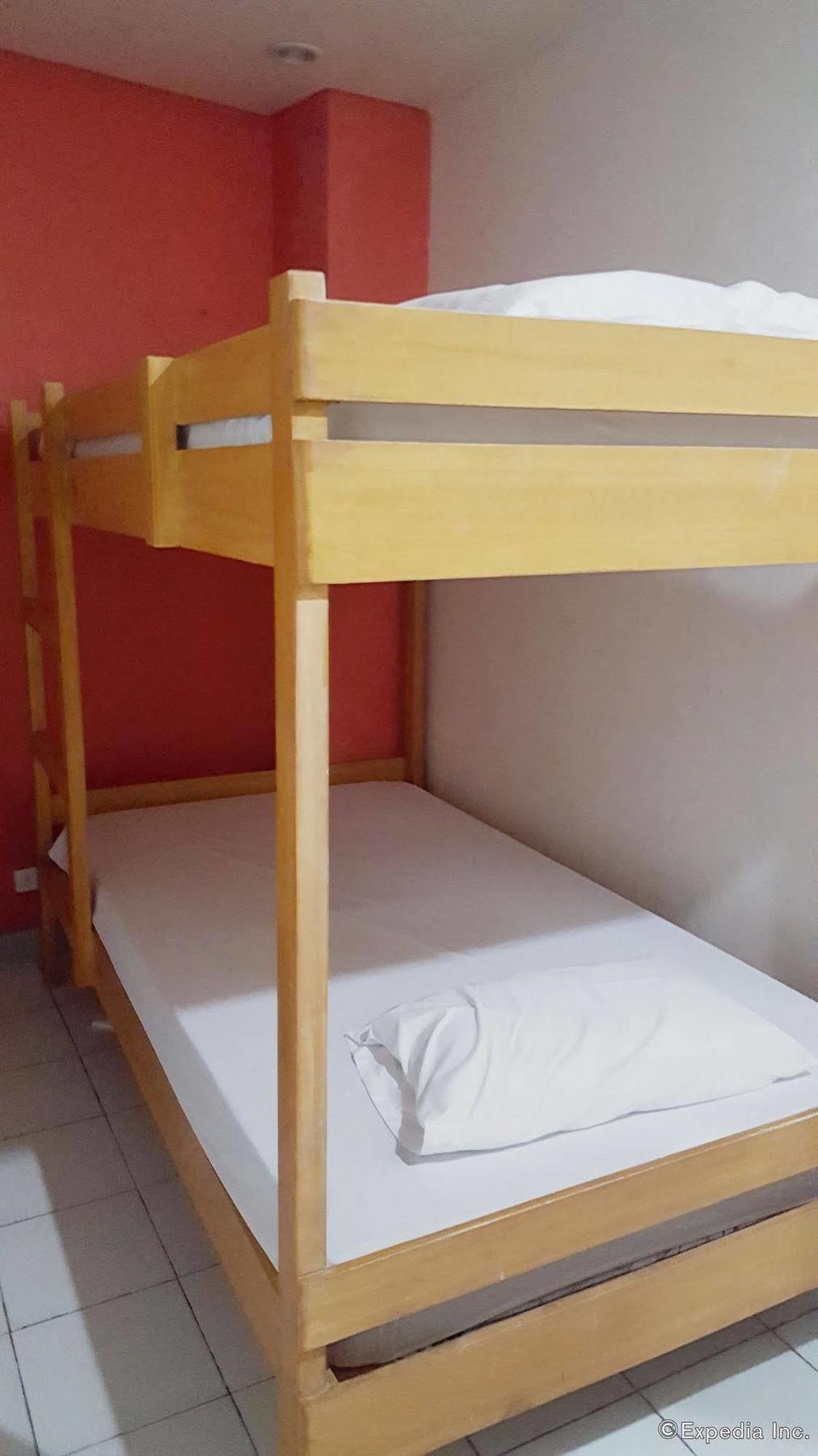 Lokal Hostel Makati City Exterior photo