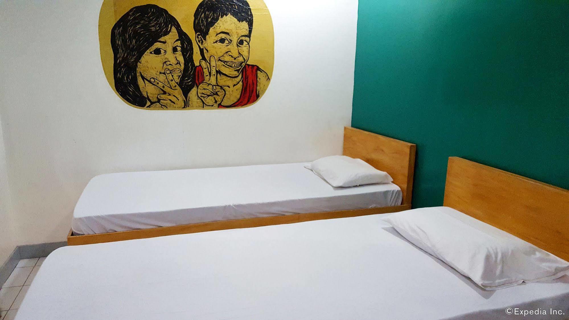 Lokal Hostel Makati City Exterior photo