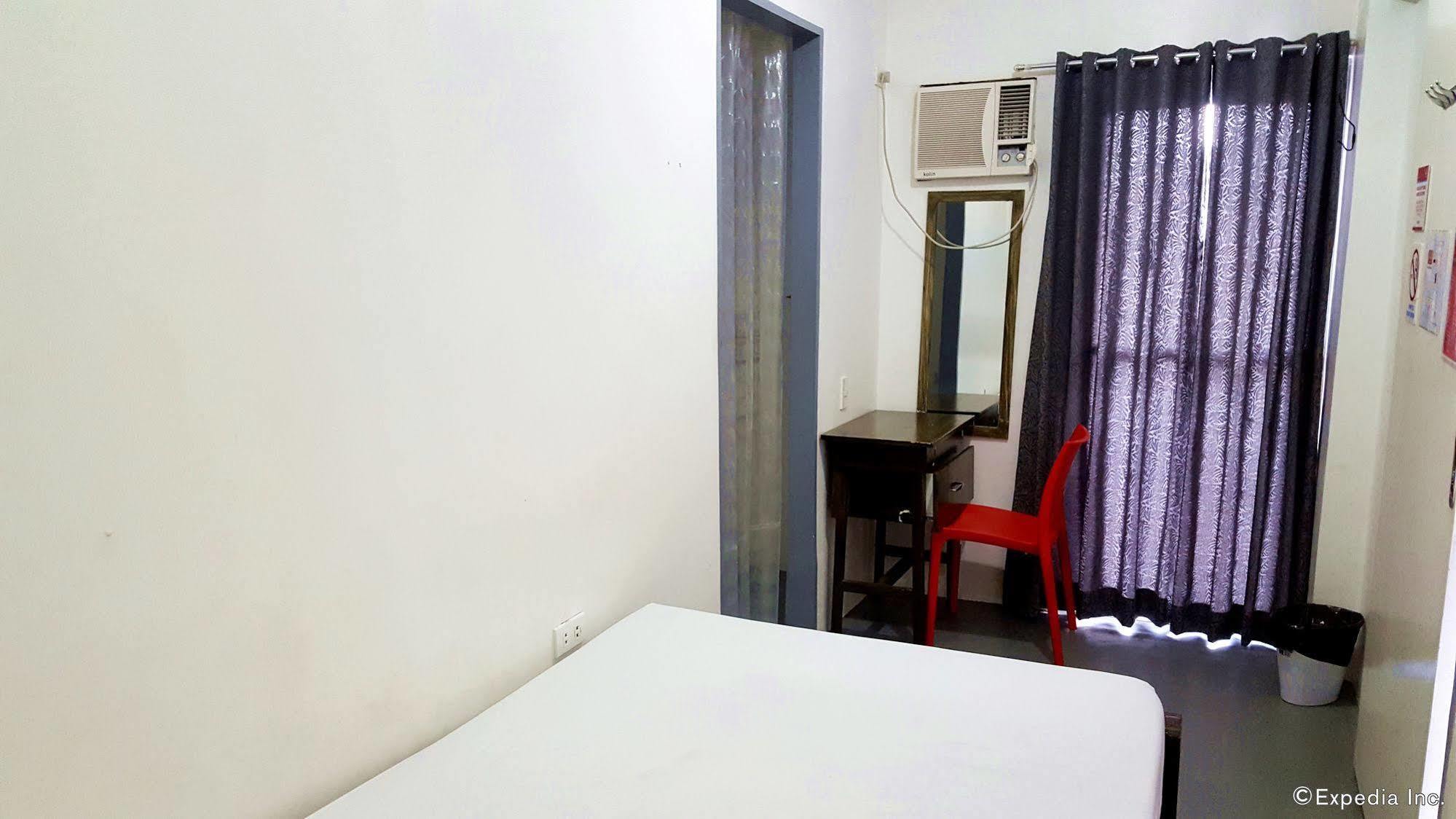 Lokal Hostel Makati City Exterior photo