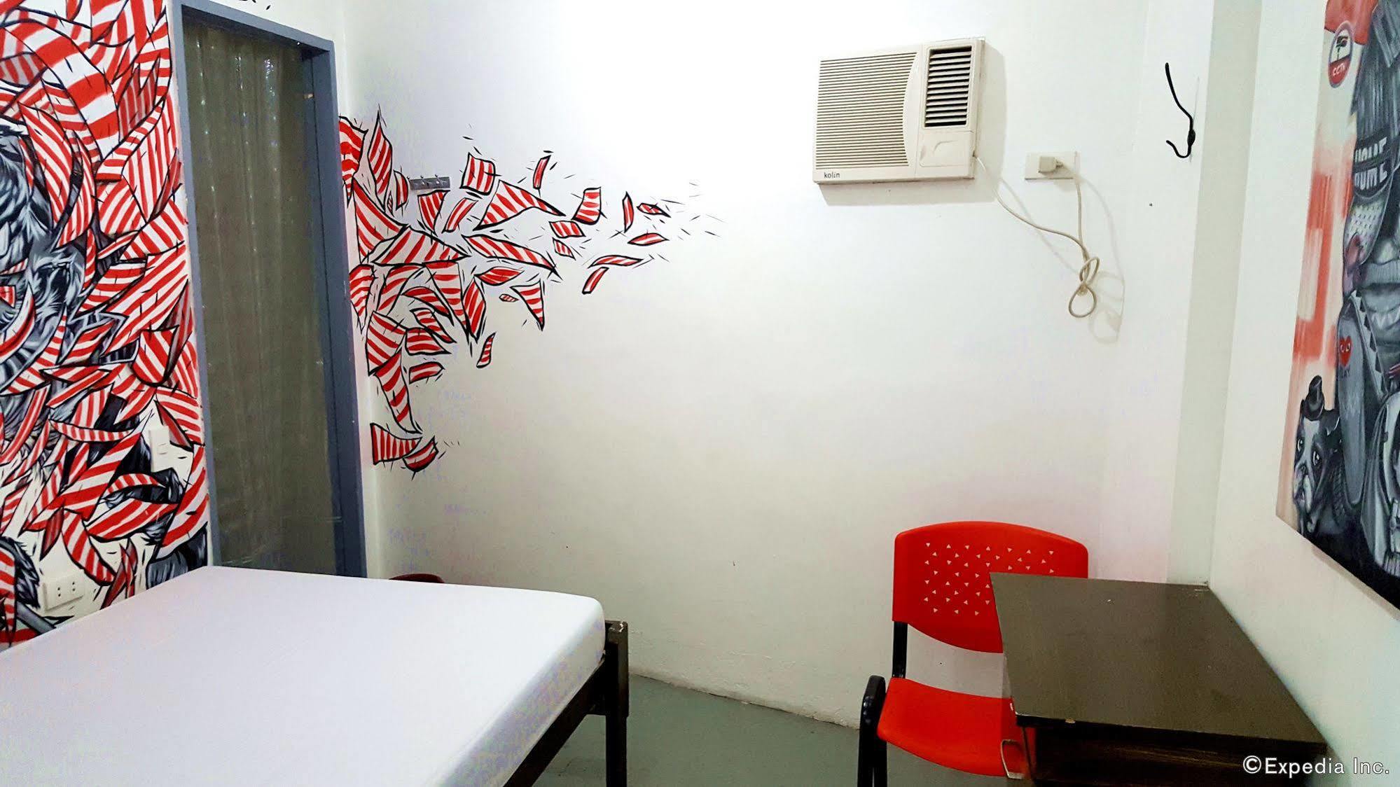 Lokal Hostel Makati City Exterior photo